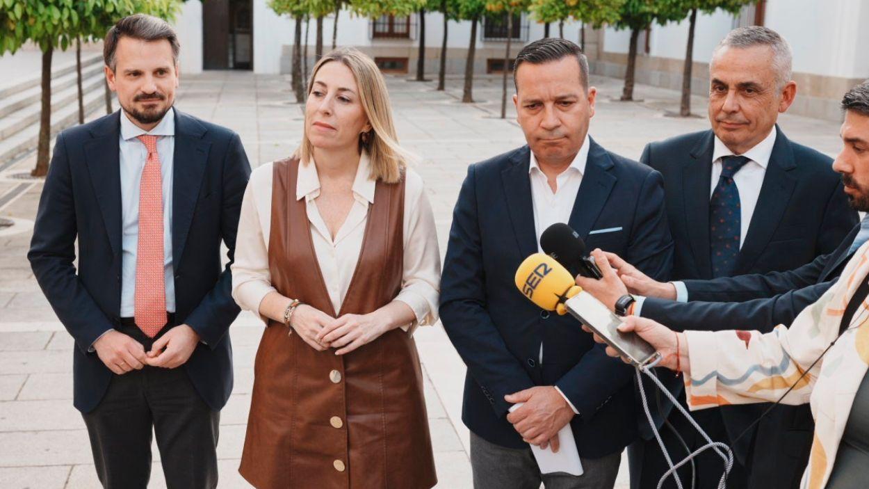María Guardiola y Óscar Fernández Calle anuncian el acuerdo de gobierno en Extremadura. EP.
