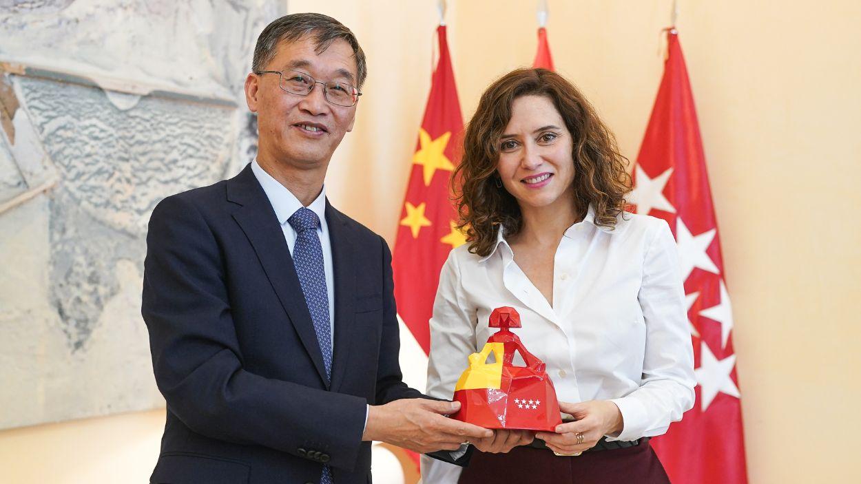 La presidenta de la Comunidad de Madrid, Isabel Díaz Ayuso, recibe al embajador de China en España, Yao Jing, en 2023. Comunidad de Madrid