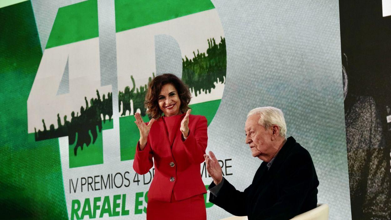 La candidata del PSOE-A a la presidencia de la Junta, María Jesús Montero, con el expresidente de la Junta, Rafael Escuredo / EP