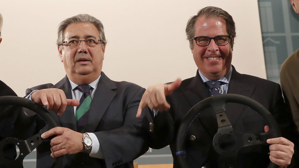 El ministro Juan Ignacio Zoido y el director general de Tráfico, Gregorio Serrano.