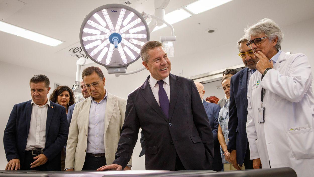 El presidente del Gobierno de Castilla La Mancha, Emiliano García Page, junto al consejero de Sanidad, Jesús Fernández Sanz. Archivo.