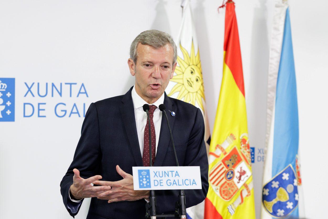 Numerosas críticas está recibiendo el presidente de la Xunta por anunciar el estudio de un recurso contra el proceso de regularización (Foto: Europa Press).