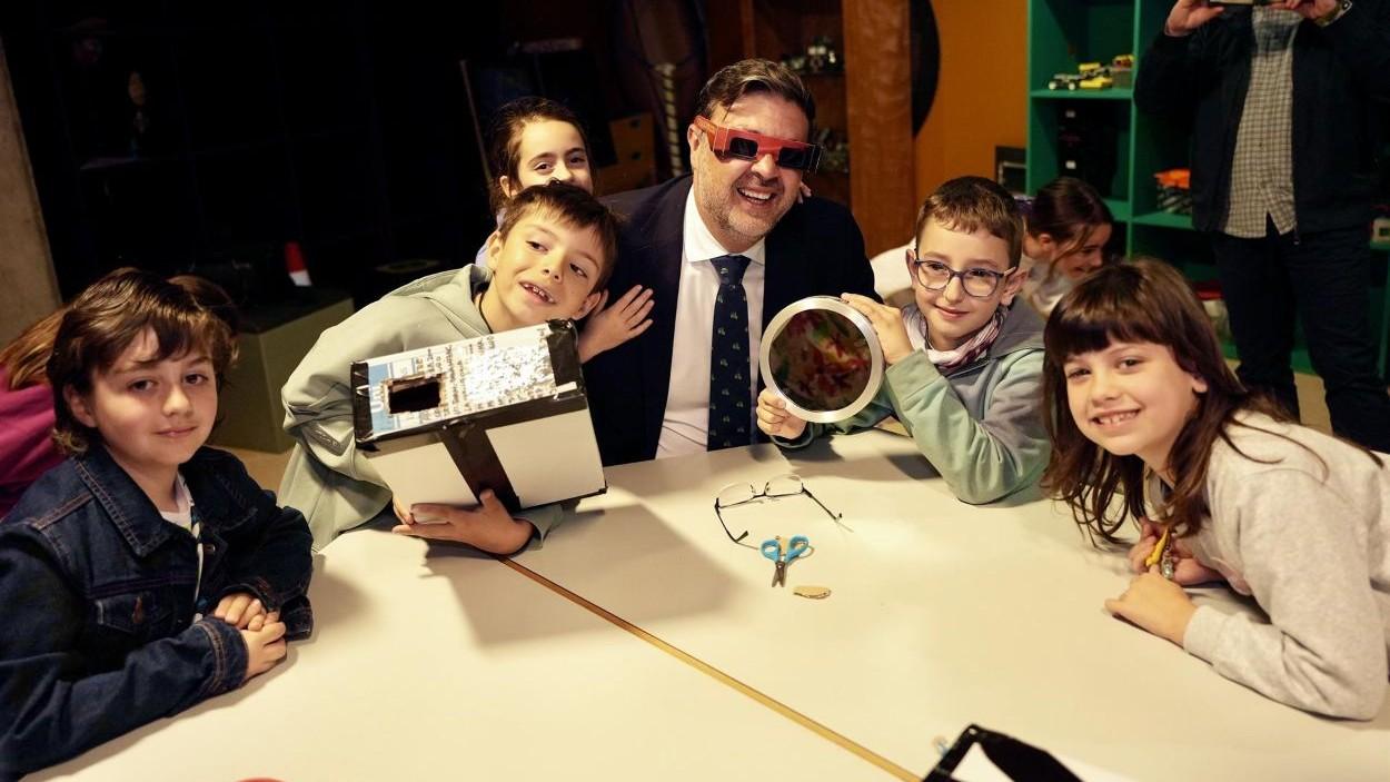 El Gobierno regional impulsa una formación para divulgar el fenómeno astronómico. EP.