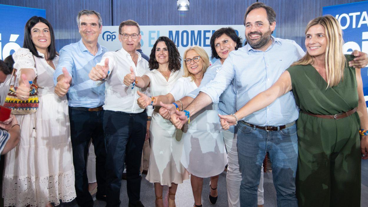 El líder nacional del Partido Popular y candidato a la Presidencia del Gobierno, Alberto Núñez Feijóo (3i), junto al presidente del PP en Castilla La Mancha, Paco Núñez (2d). EP.