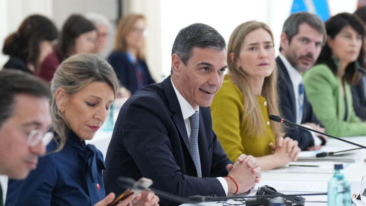 El presidente del Gobierno de España Pedro Sánchez, acompañado por miembros del Gobierno de España y el presidente de Brasil, Luiz Inácio Lula da Silva, durante la celebración de la I Cumbre España Brasil. EP.