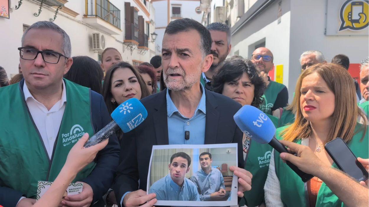 El candidato de Por Andalucía a la presidencia de la Junta, Antonio Maíllo, en un encuentro con varios alcaldes y concejales de la coalición / Por Andalucía
