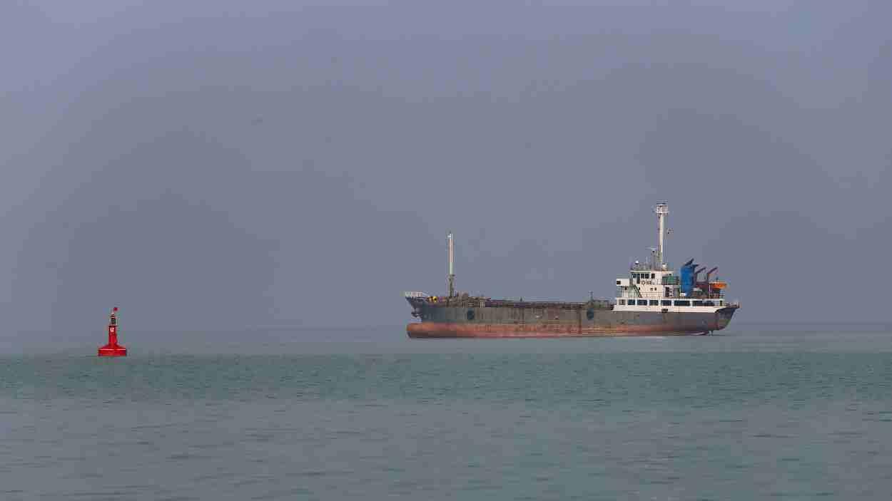 El petróleo cae más de un 10% tras el anuncio de Irán de reabrir el estrecho de Ormuz. EP