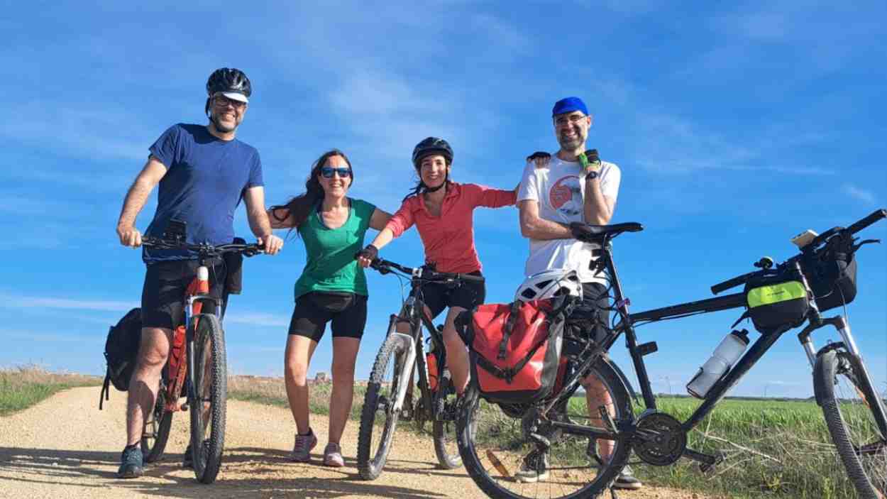 Alejando Porto (izquierda), paciente de glioblastoma con TTFields, junto a sus compañeros de viaje