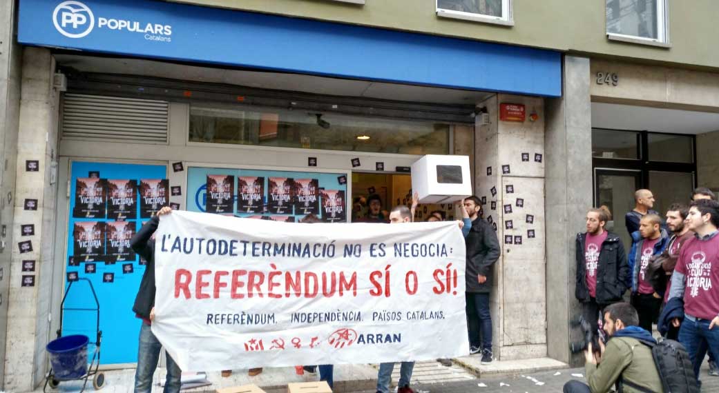 Las juventudes de la CUP ocupan una sede del PP en Barcelona. 