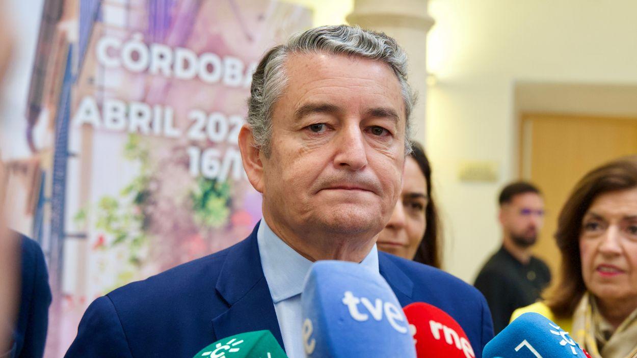 El consejero de Sanidad, Presidencia y Emergencias de la Junta de Andalucía, Antonio Sanz, atendiendo a medios / Archivo EP