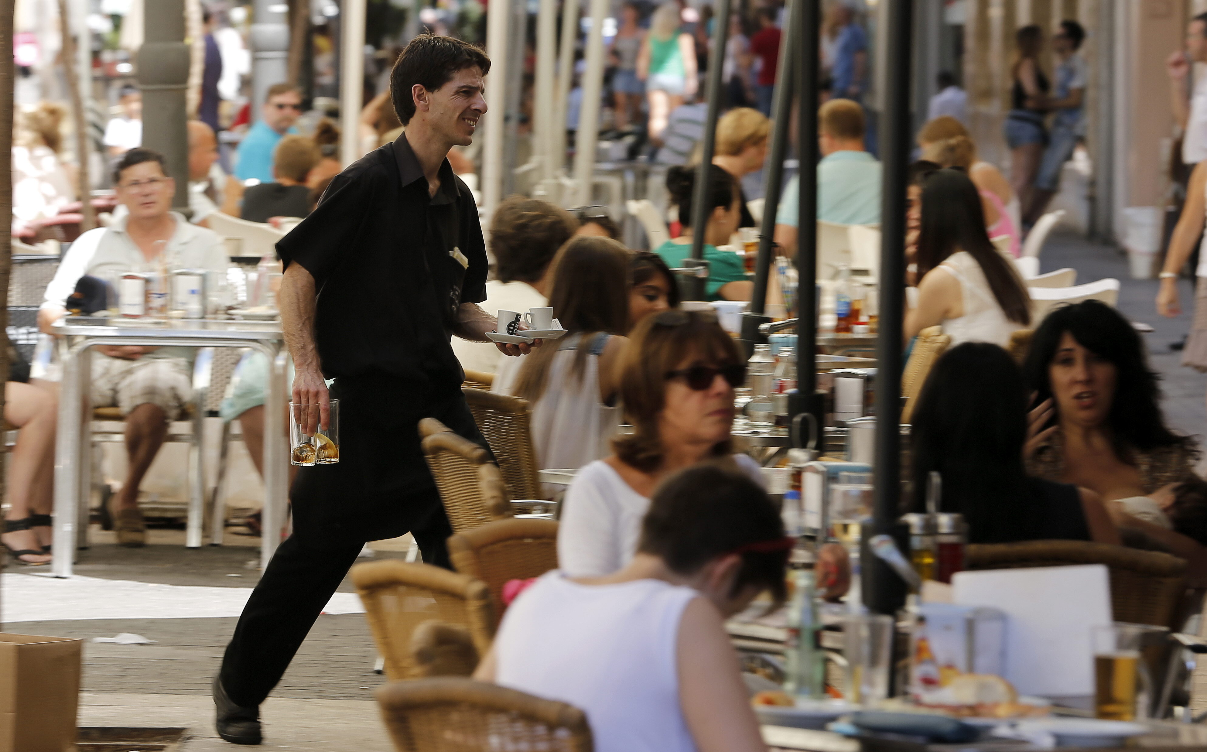 El sector servicios, industria y centros comerciales aumentan sus ventas. EFE/Archivo