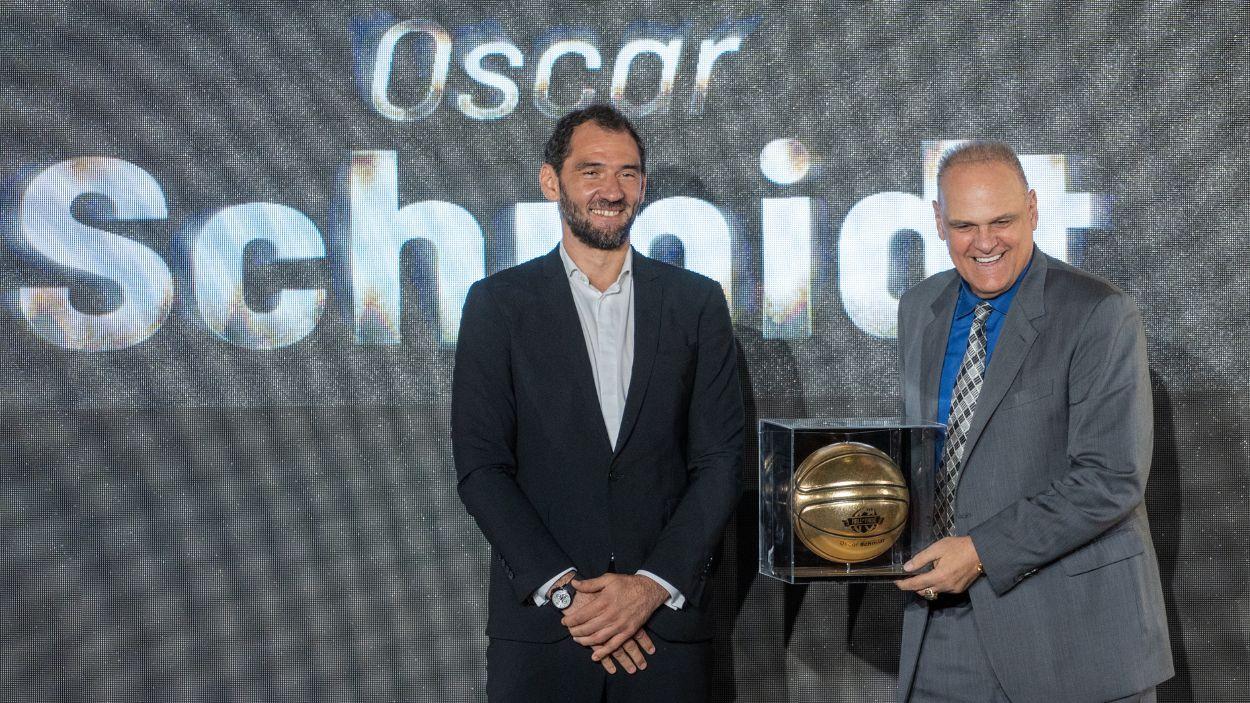 Óscar Schmidt, en una imagen de archivo, junto al entonces presidente de la FEB Jorge Garbajosa. Europa Press.