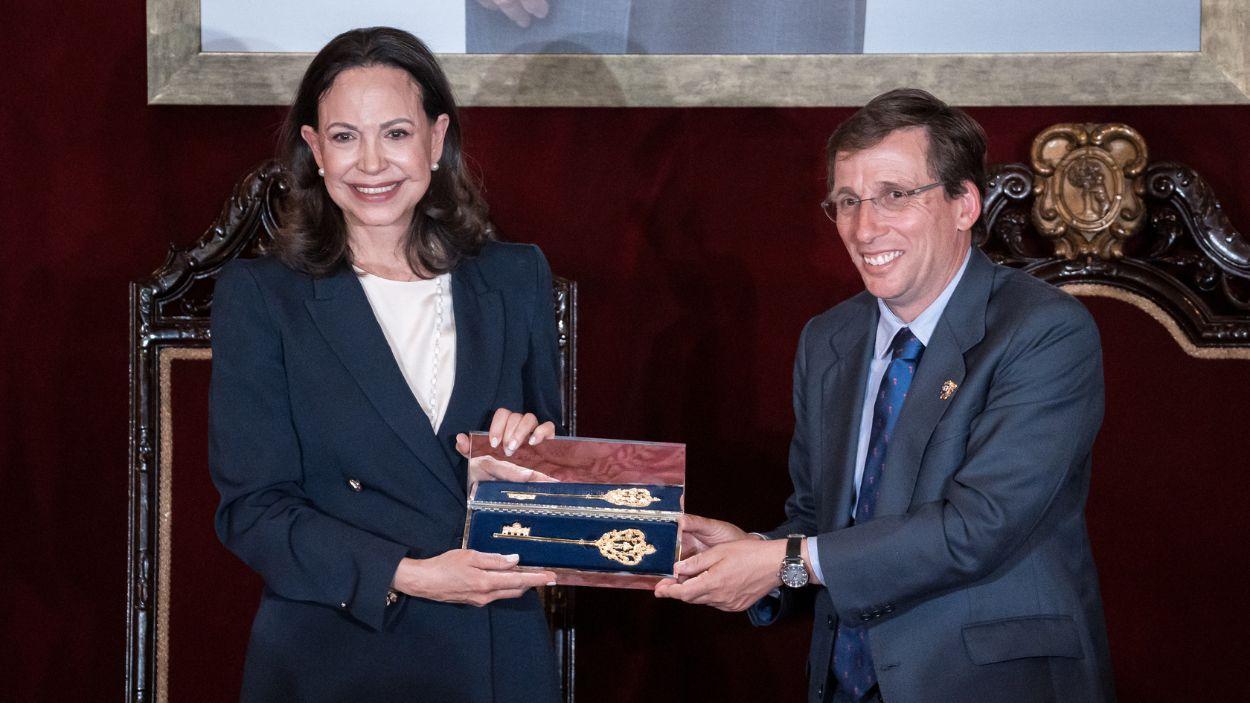 El alcalde de Madrid, José Luis Martínez Almeida, entrega la Llave de Oro de la Villa de Madrid a la líder opositora venezolana, María Corina Machado. EP. 