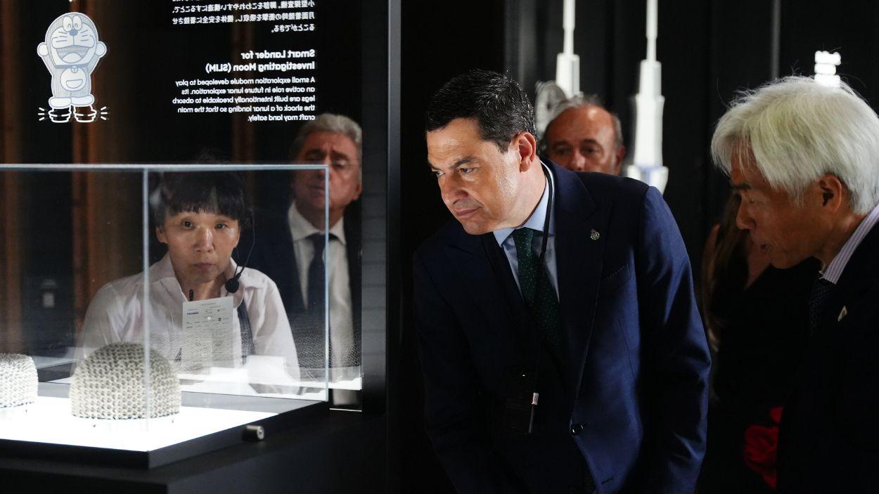 El presidente de la Junta de Andalucía, Moreno Bonilla, durante su visita a distintos pabellones de la Exposición Osaka 2025 / Archivo EP