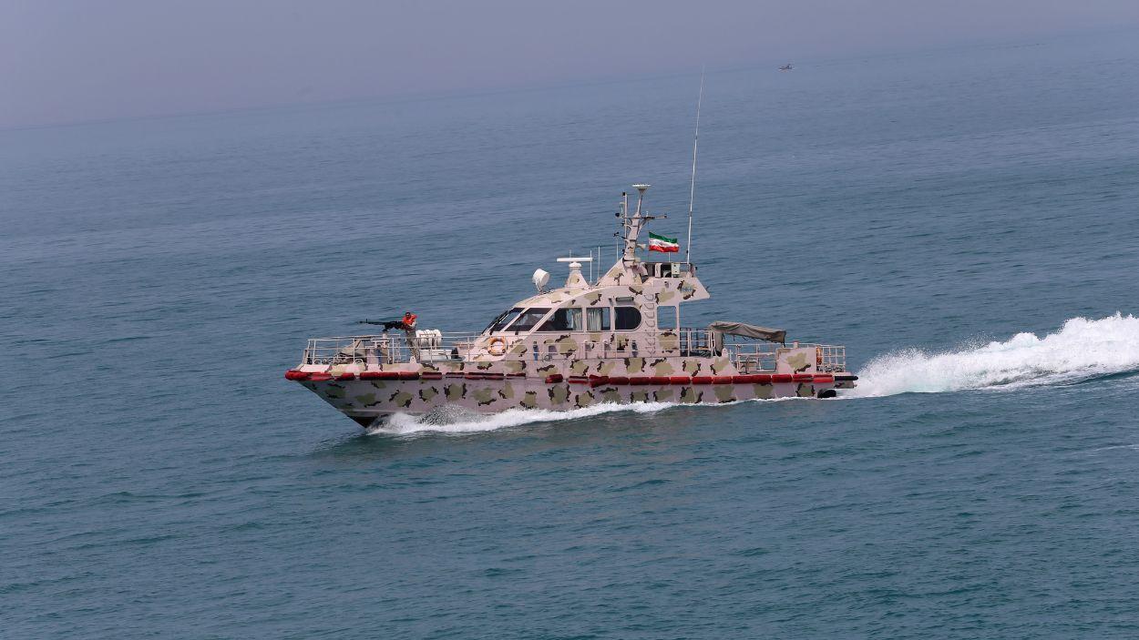 La Marina británica reporta disparos contra buques en Ormuz por parte de la Guardia Revolucionaria. EP. 