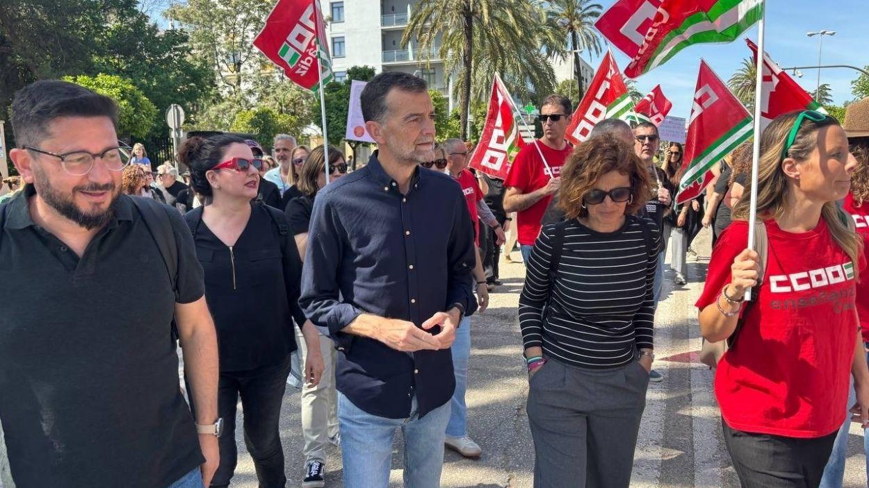 El candidato de Por Andalucía, Antonio Maíllo, en una manifestación de familias de alumnos con necesidades especiales en Jerez de la Frontera (Cádiz) / Por Andalucía