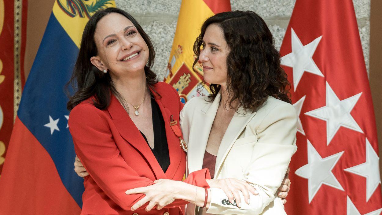 La presidenta de la Comunidad de Madrid, Isabel Díaz Ayuso, entrega la Medalla de Oro de la región a María Corina Machado. EP.