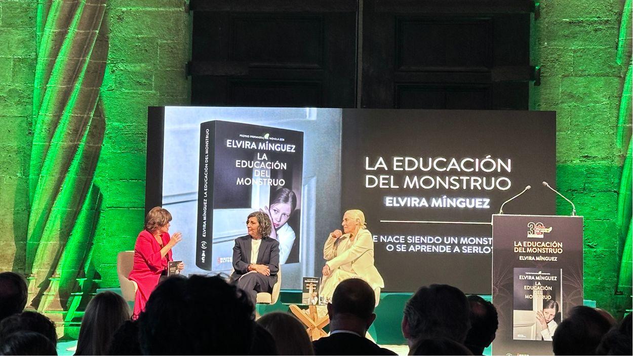 Elvira Mínguez entre Nativel Preciado y Anabel Alonso durante la presentación en la Lonja de Valencia de 'La educación del monstruo' (Foto: ElPlural)