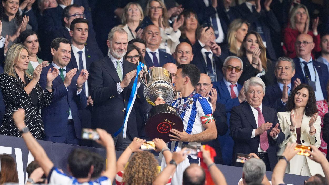El capitán de la Real Sociedad, Mikel Oyarzabal, recoge el trofeo de la Copa del Rey de manos de Felipe VI. Europa Press.