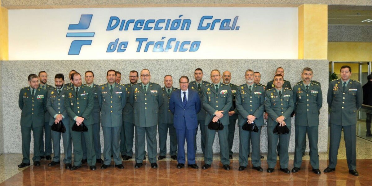 Gregorio Serrano, presidente de la DGT, rodeado de agentes de la Guardia Civil