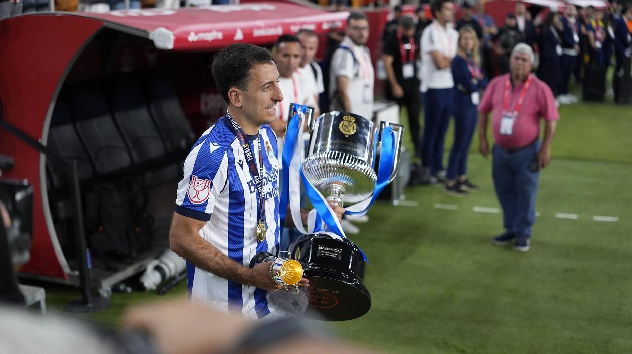 El delantero de la Real Sociedad Mikel Oyarzabal tras haber ganado la Copa del Rey ante el Atlético de Madrid. EP