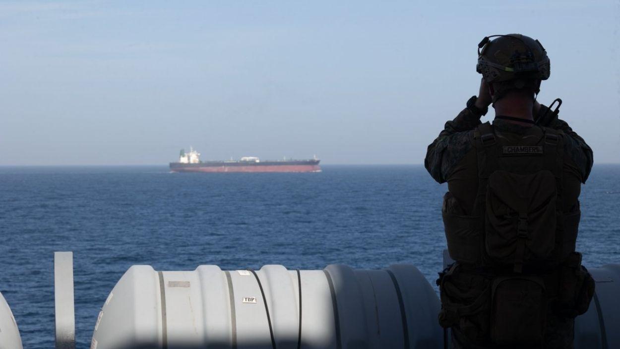 Un marine a bordo del transporte anfibio 'USS New Orleans' (LPD 18) durante el bloqueo impuesto a los puertos iraníes. EP.