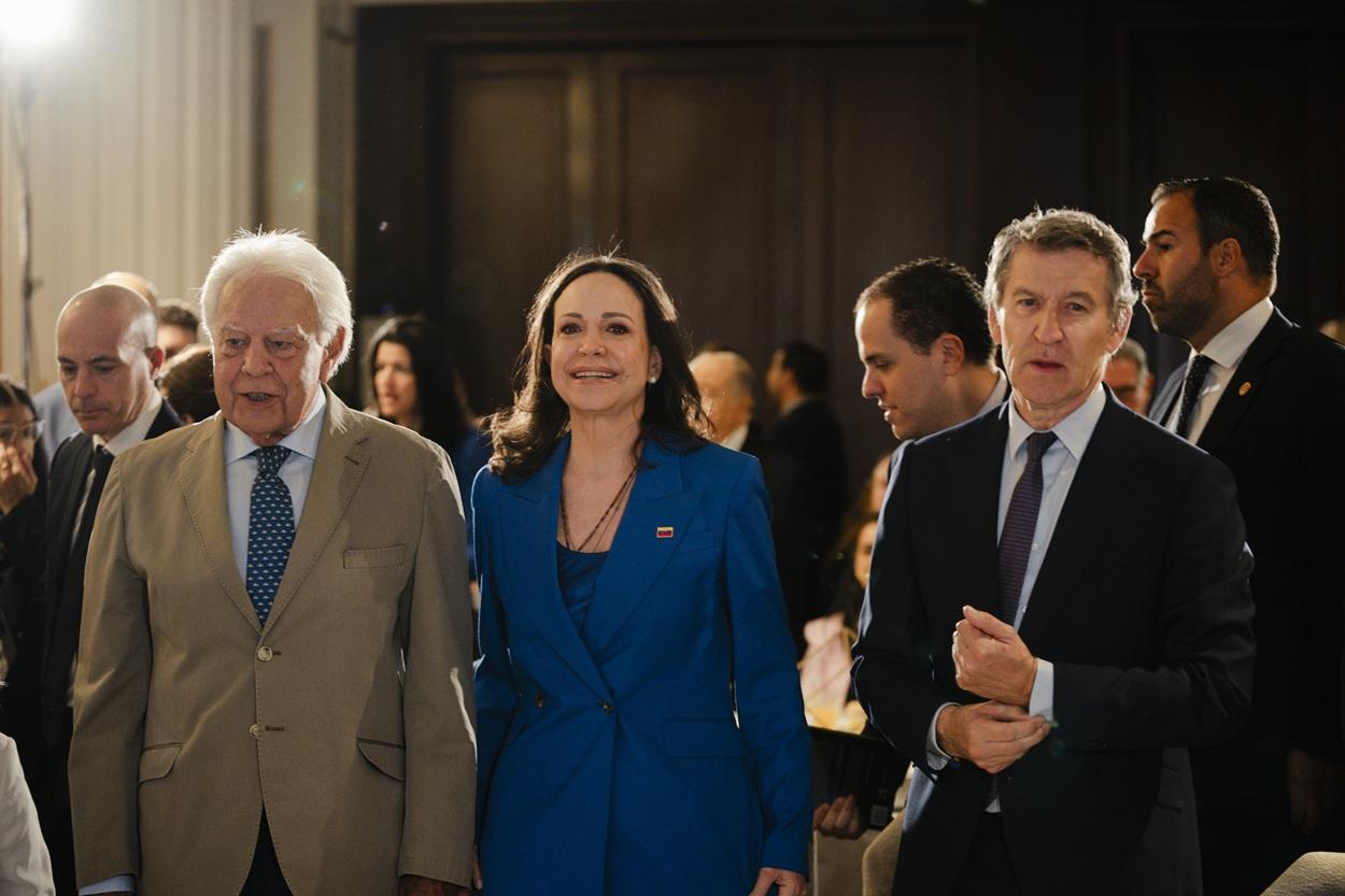Felipe González, María Corina Machado y Alberto Núñez Feijóo. EP
