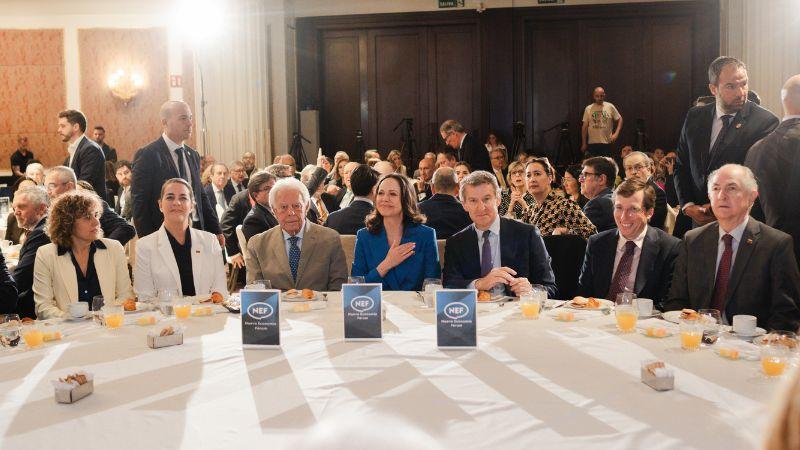 La líder opositora venezolana, María Corina Machado (c), el expresidente del Gobierno, Felipe González (3i), el presidente del PP, Alberto Núñez Feijóo (3d), y el alcalde de Madrid, José Luis Martínez Almeida (2d), durante un desayuno informativo organizado por Fórum Europa, en el Four Seasons. EP