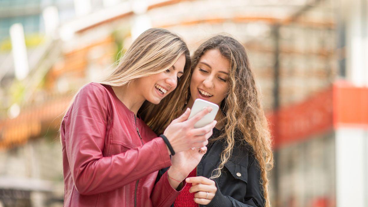 La nueva estrategia de Santander apuesta por una experiencia digital desde los 12 años, con control parental, viajes sin comisiones y acceso progresivo a la inversión