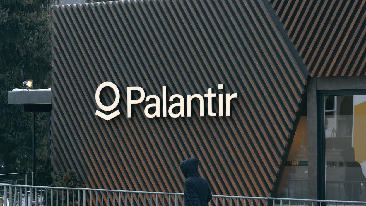 Un hombre camina frente a un edificio de Palantir. EP/Archivo.