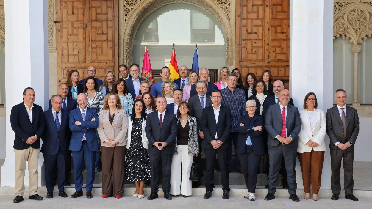 Foto de familia de Emiliano García Page y Jesús Fernández Sanz junto a los representantes de las organizaciones sindicales durante la firma del acuerdo para la recuperación de la carrera profesional sanitaria. JCCM.