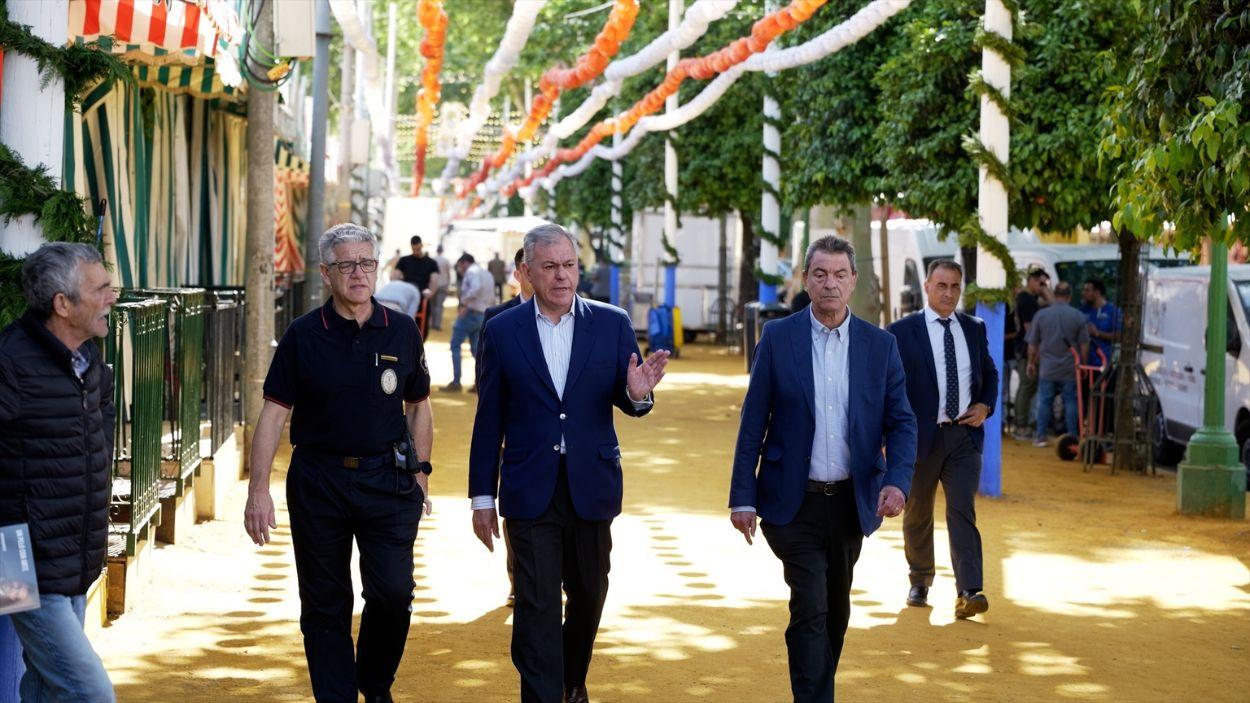 El alcalde de Sevilla, entre el jefe de Bomberos y el concejal de Seguridad Ciudadana, en su visita al operativo municipal en la Feria de Abril. / EP