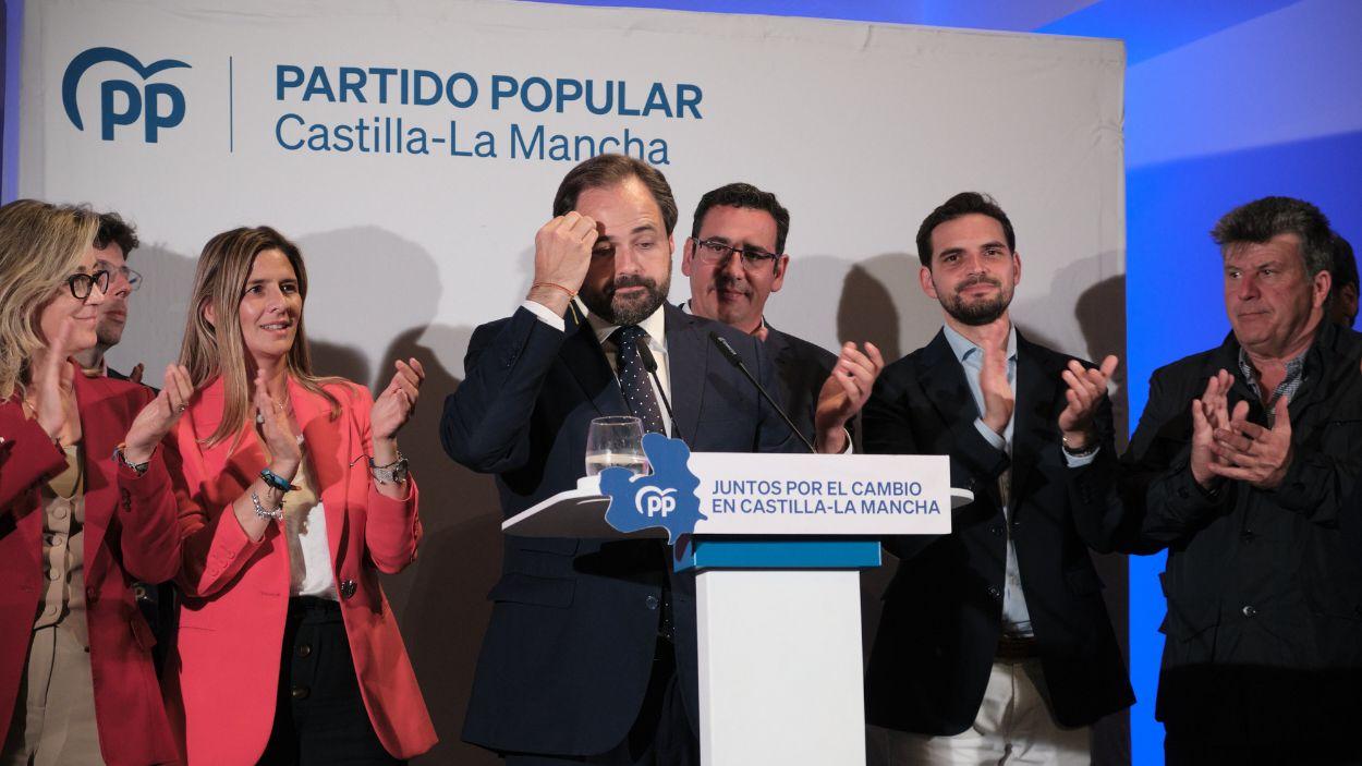 El presidente del PP de Castilla La Mancha, Paco Núñez, durante el seguimiento de la jornada electoral en Toledo. EP.