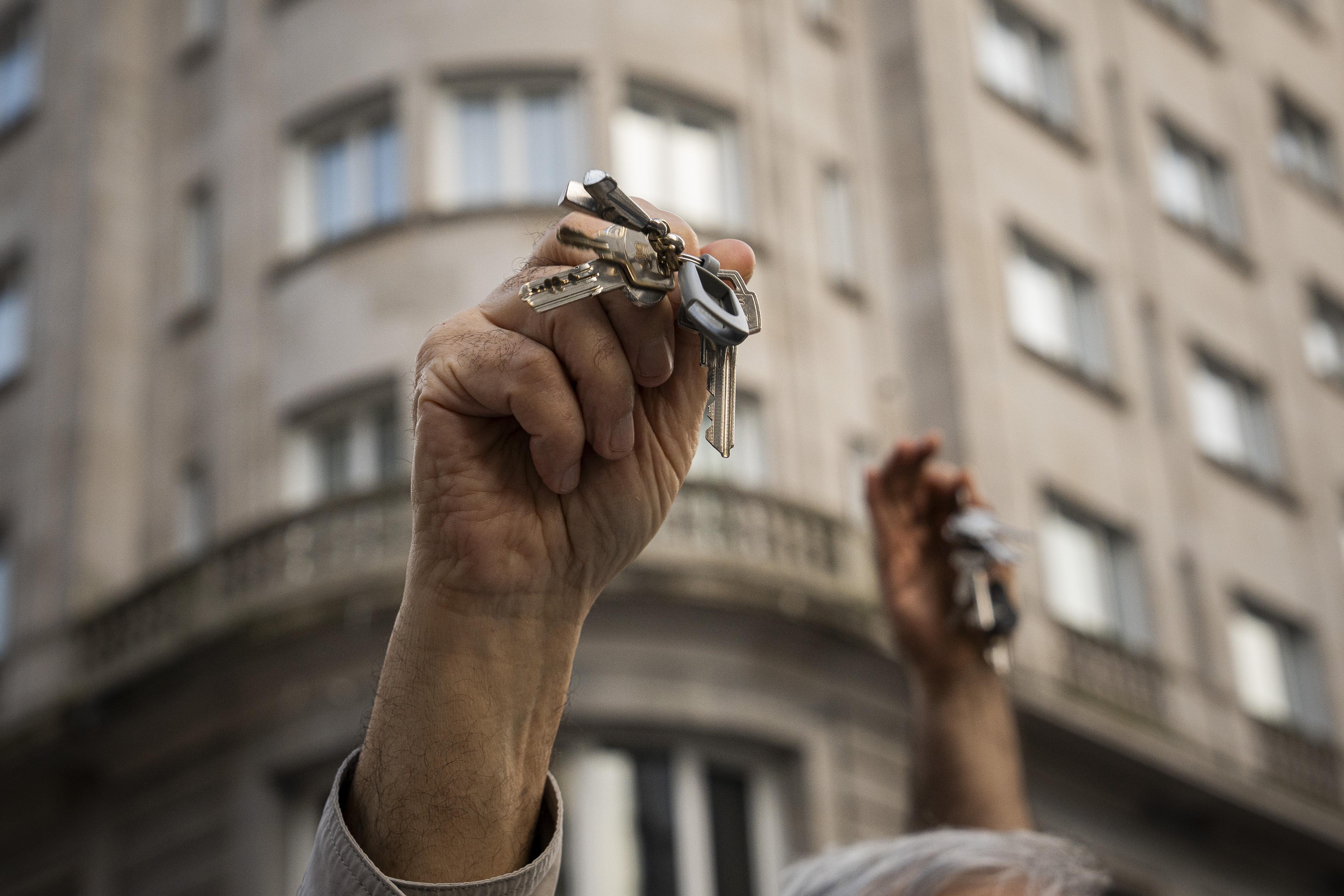 Una persona muestra sus llaves durante una manifestación para exigir medidas por una vivienda digna en Vigo (Galicia). EP.