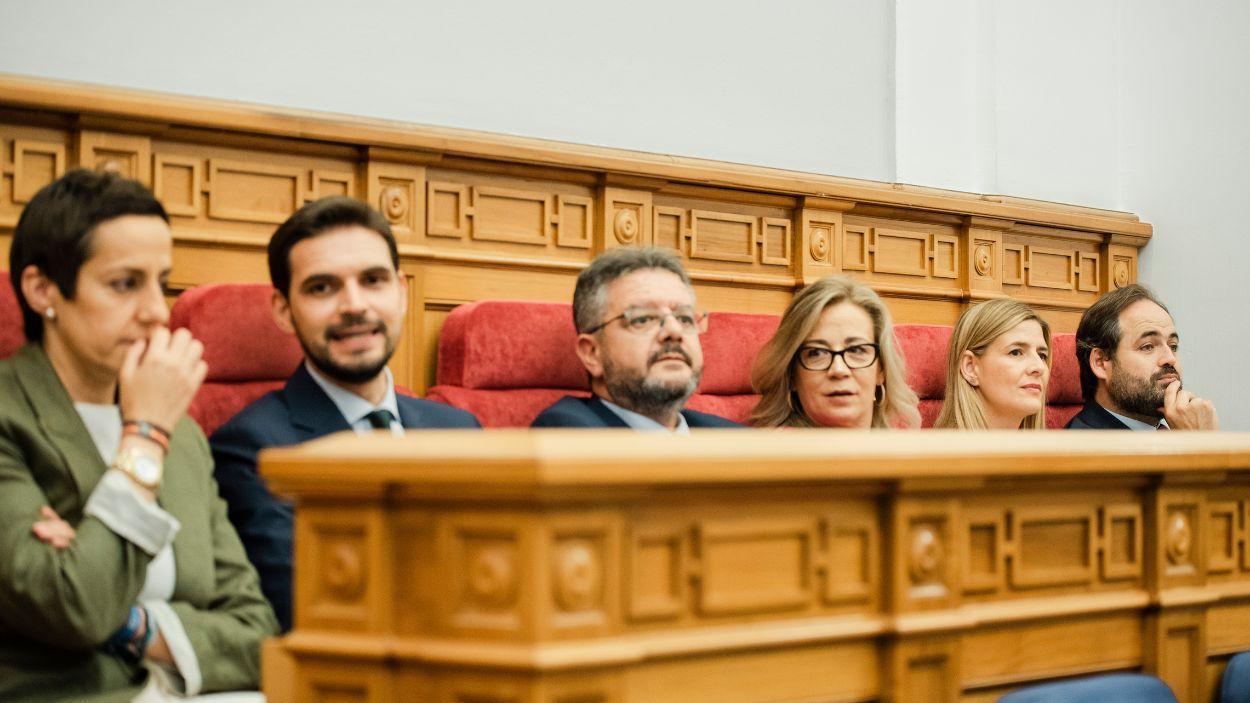 El presidente del PP de Castilla La Mancha, Paco Núñez (1d) junto a otros miembros de la formación durante el acto de la XI Constitución de las Cortes de Castilla La Mancha. EP.