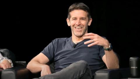 Time Cook abandona su puesto como CEO de Apple y será sustituido por el jefe de ingeniería John Ternus