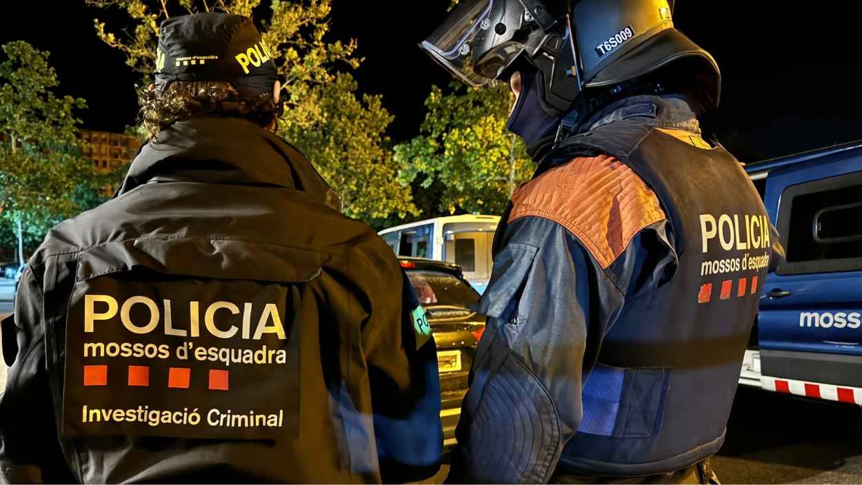 Agentes del macrodispositivo de los Mossos d'Esquadra contra una red de tráfico de marihuana y armas en Lleida, a 21 de abril de 2026. Mossos d'Esquadra