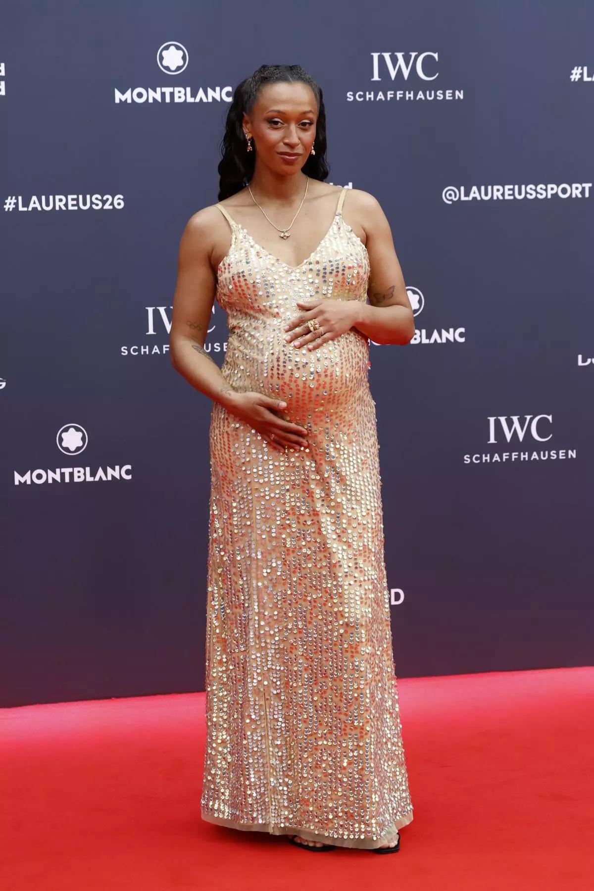 Ana Peleteiro eligió un vestido de lentejuelas bordadas a mano en tono 'nude' de Pedro del Hierro.