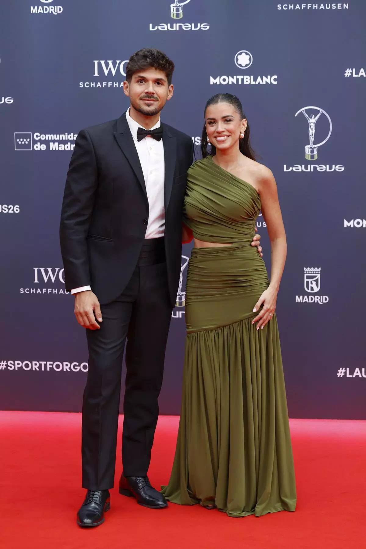 Rocío Camacho y Guillermo Aylón  Rocío apostó por el color verde oliva con un impresionante diseño con detalles drapeados y escote asimétrico de la firma española Adorie.