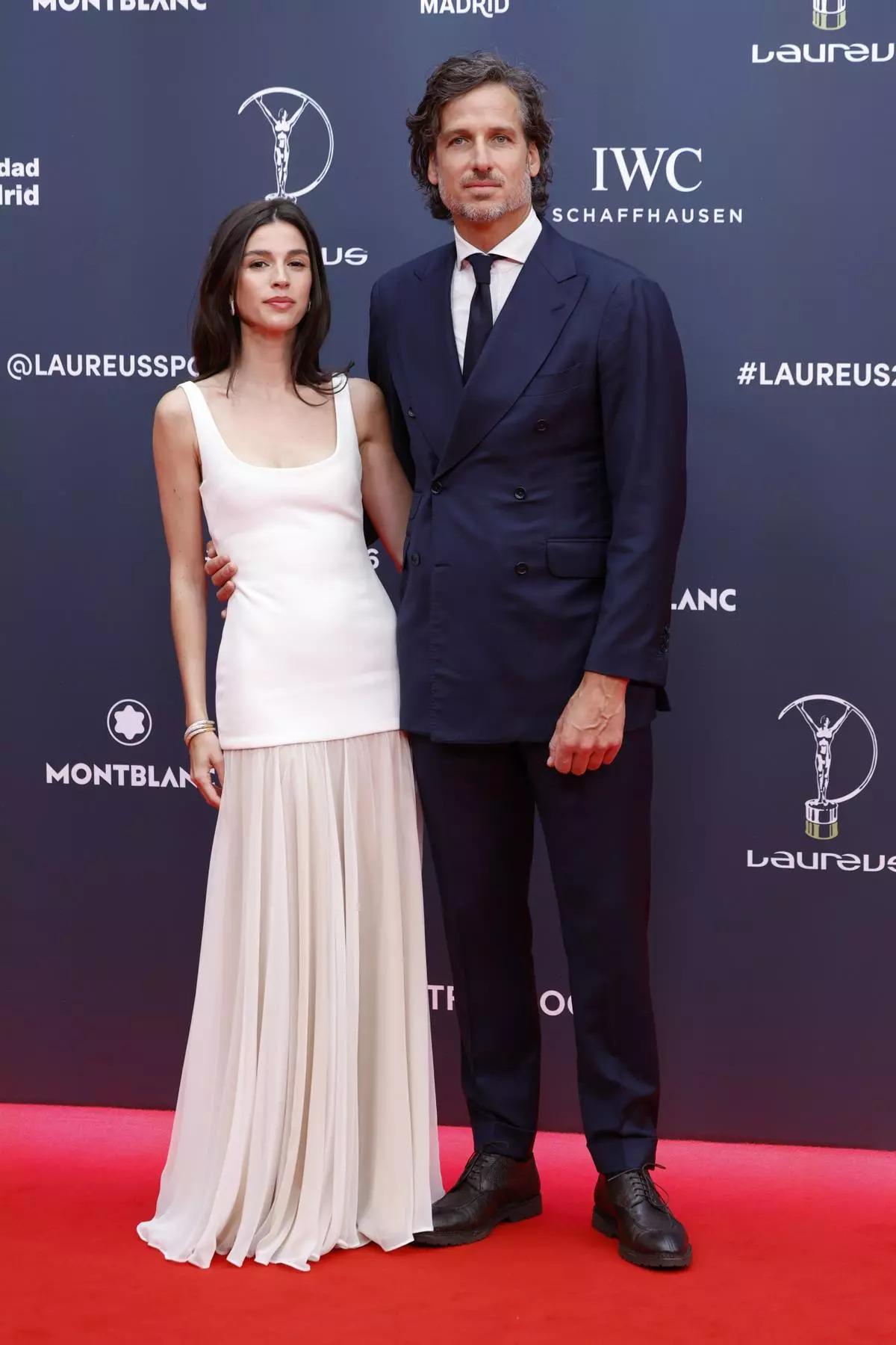 Sandra Gago y Feliciano López Uno de los looks más sofisticados y elegantes fue el que llevó Sandra Gago, que eligió un vestido blanco con tirante ancho y falda plisada de la marca Toteme. Lo completó con pendientes y pulseras de Rabat