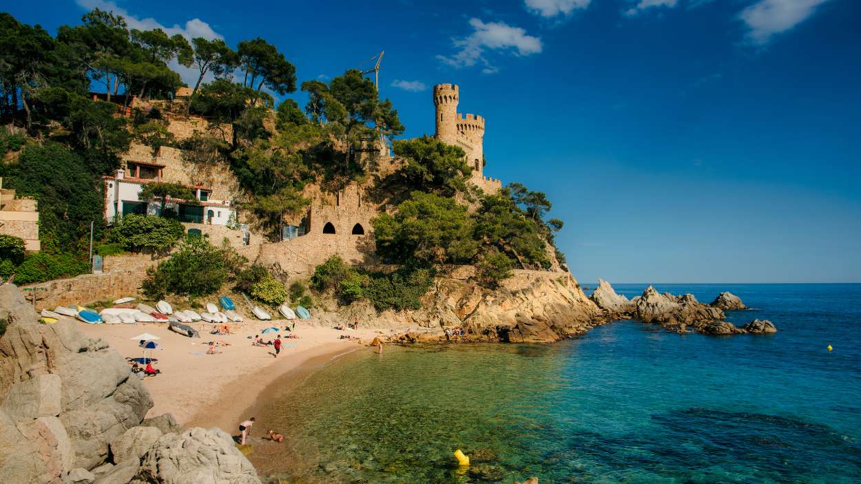 El pueblo de la Costa Brava con un castillo frente al mar, unos jardines de película y un pasado indiano que nadie espera