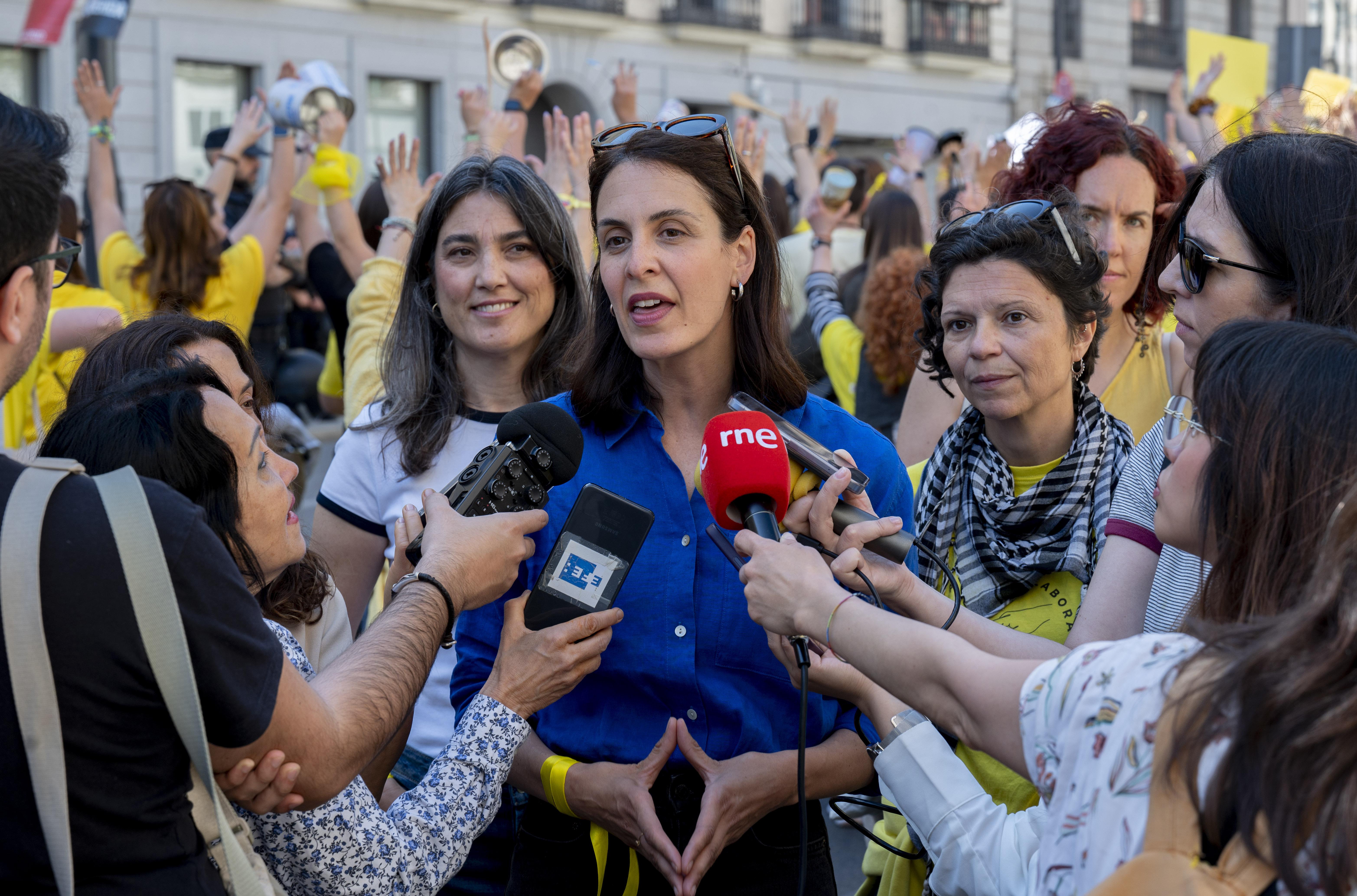 La portavoz de Más Madrid en el Ayuntamiento, Rita Maestre, atiende a los medios durante una concentración de docentes en Madrid. EP.