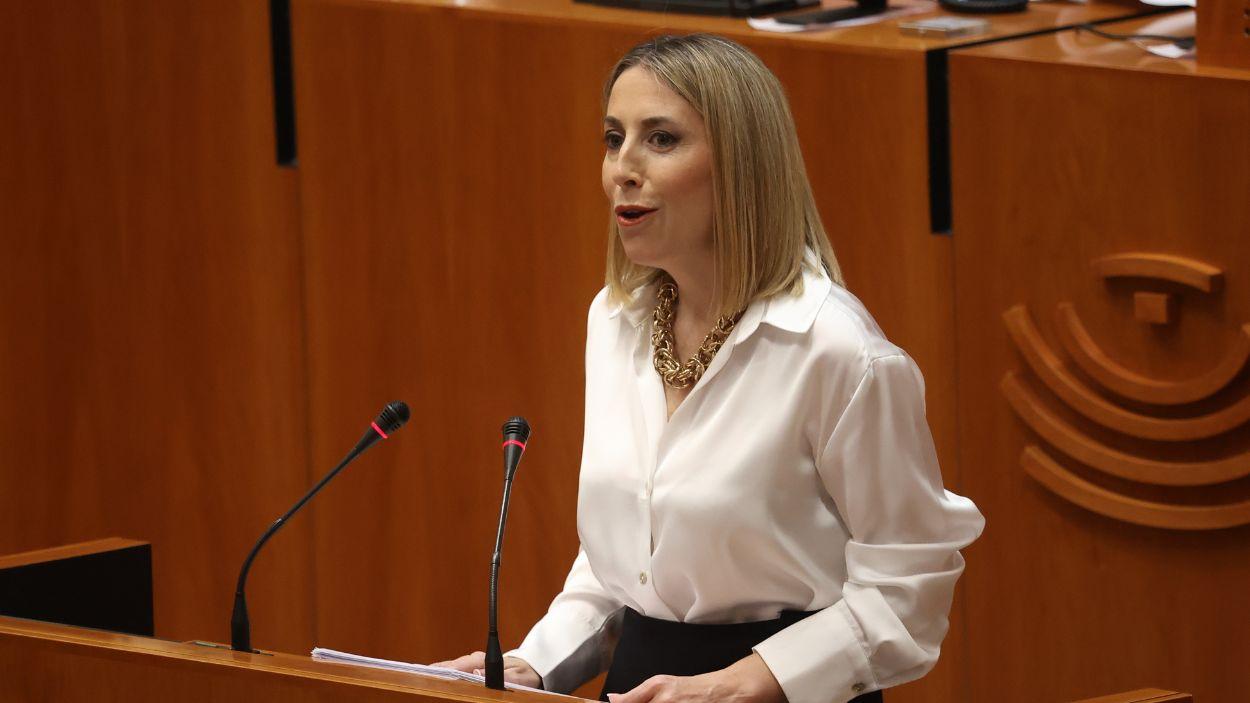 La candidata a la Presidencia de la Junta de Extremadura, María Guardiola, pronuncia su discurso de investidura. EP.