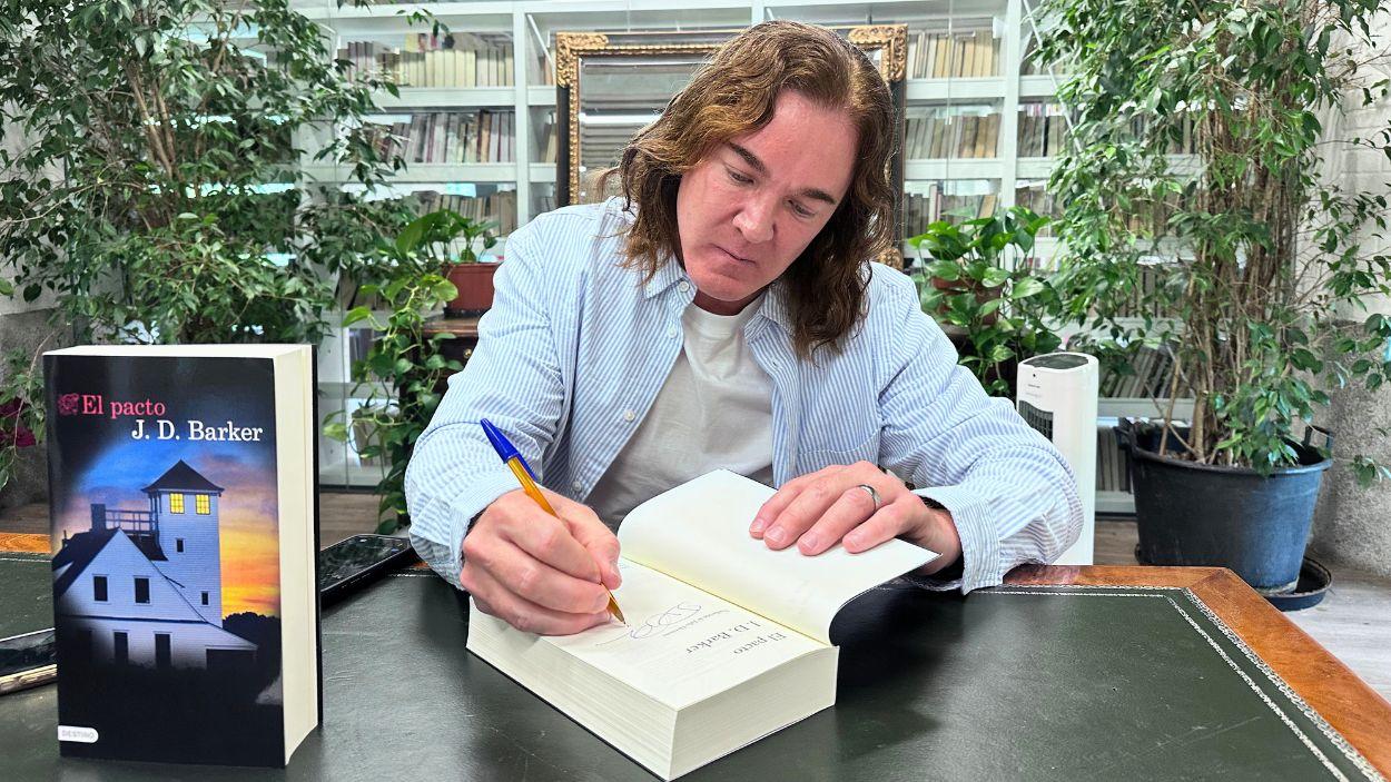 J. D. firmando un ejemplar de su nuevo libro, 'El Pacto' Barker ©ElPlural