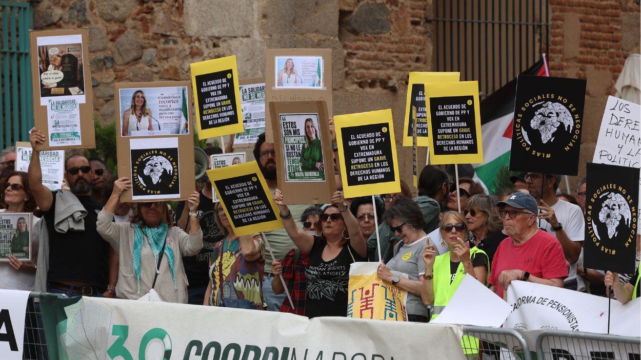 Un grupo de personas protesta durante el pleno de investidura de María Guardiola, en el exterior de la Asamblea de Extremadura. EP.