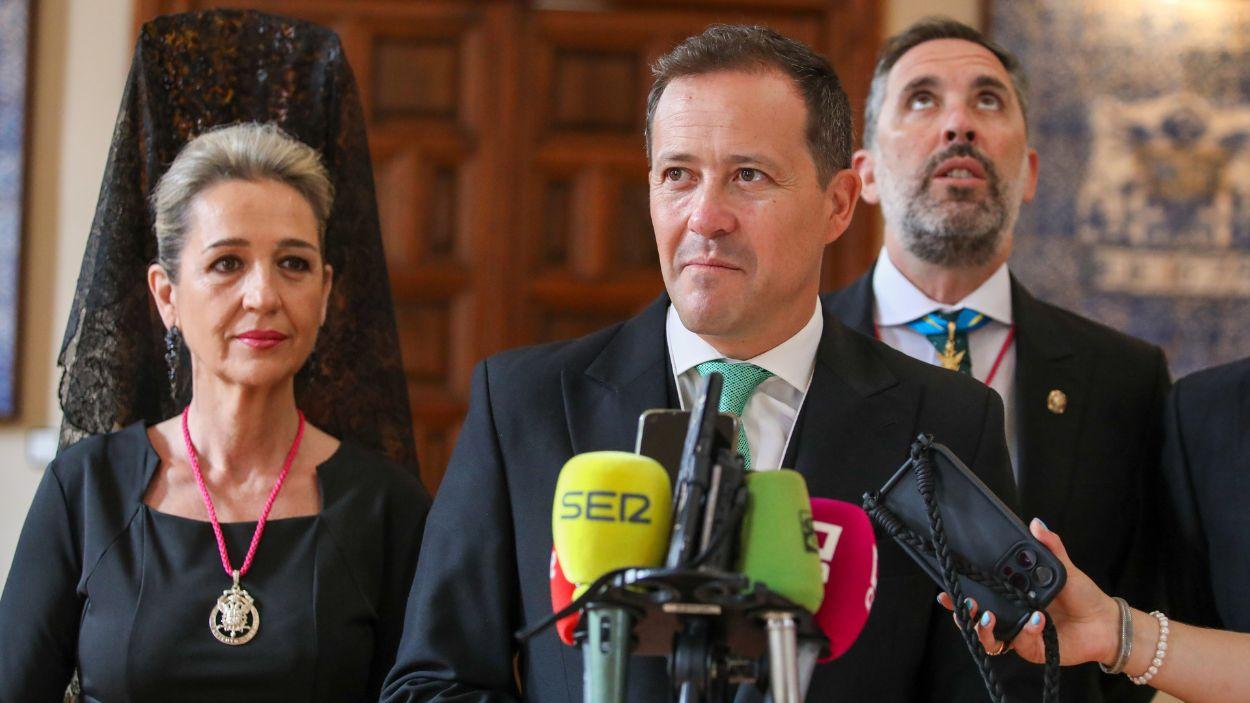 El alcalde de Toledo, Carlos Velázquez, junto a la vicealcaldesa, Inés Cañizares. EP.