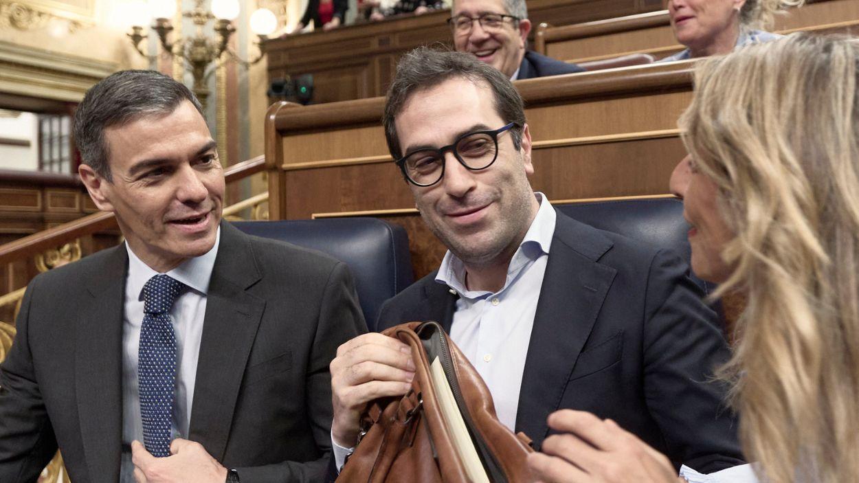 El presidente del Gobierno, Pedro Sánchez, junto a los vicepresidentes primero, Carlos Cuerpo, y segunda, Yolanda Díaz, en el Congreso de los Diputados. EP
