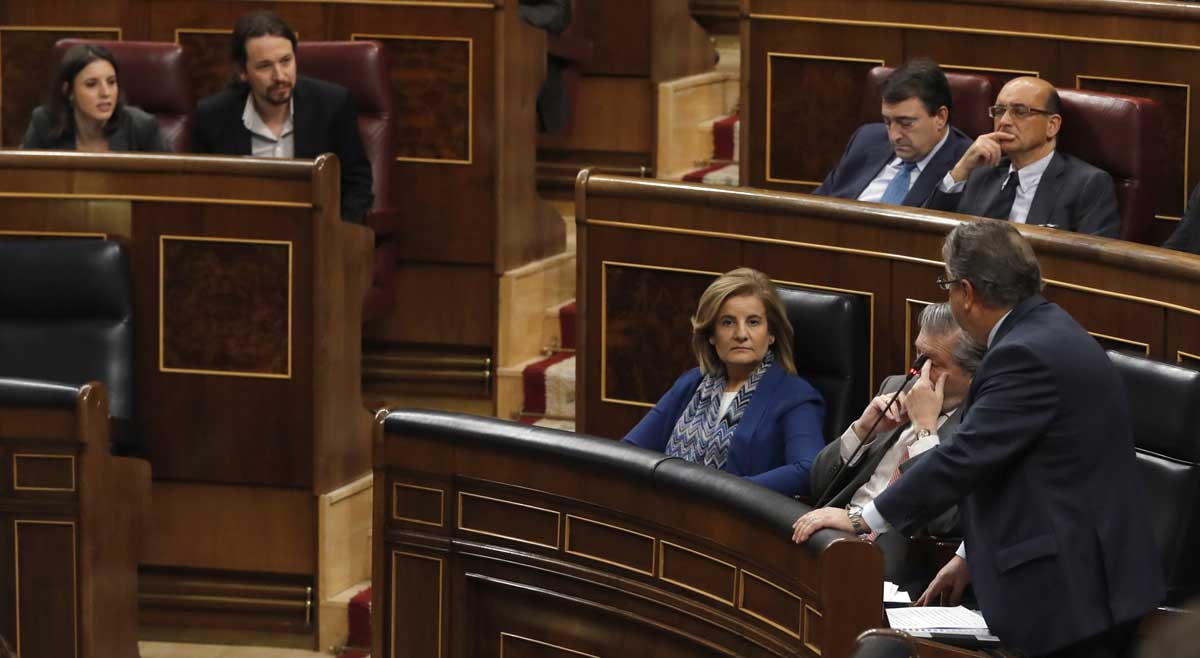El ministro del Interior, Juan Antonio Zoido, se dirige al líder de Podemos, Pablo Iglesias, durante la sesión de control al Gobierno que se celebra hoy en el pleno del Congreso de los Diputados. 