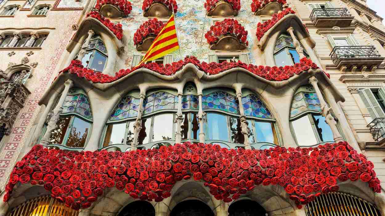 Imagen de archivo de la Casa Batlló decorada con motivo del día de Sant Jordi
