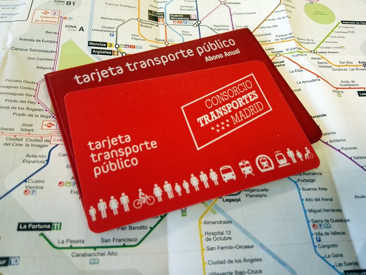 Tarjeta de transporte público y mapa del Metro de Madrid.